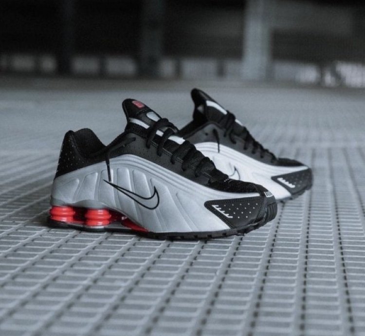 Nik E Air Shox R4 Metallic Black Silver Sneakers