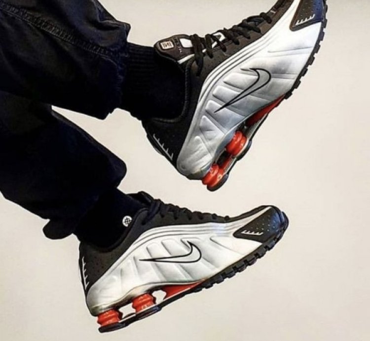 Nik E Air Shox R4 Metallic Black Silver Sneakers