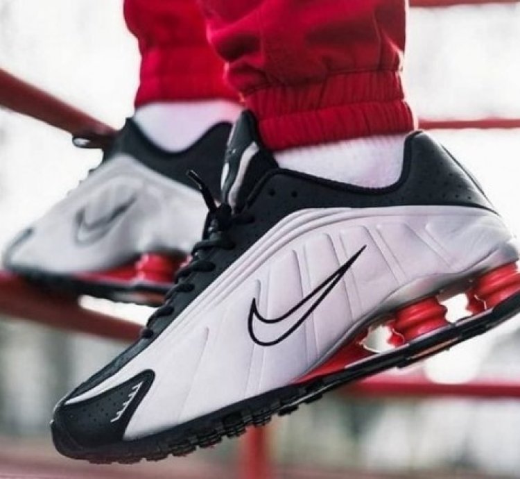 Nik E Air Shox R4 Metallic Black Silver Sneakers