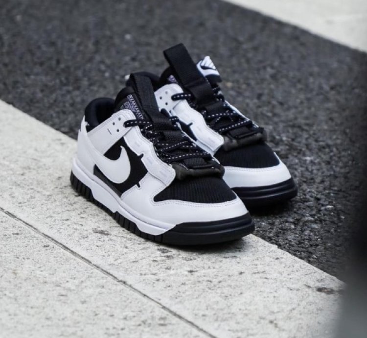 Nik E Dunk Low Jumbo Reverse Sneakers