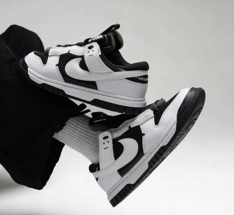 Nik E Dunk Low Jumbo Reverse Sneakers