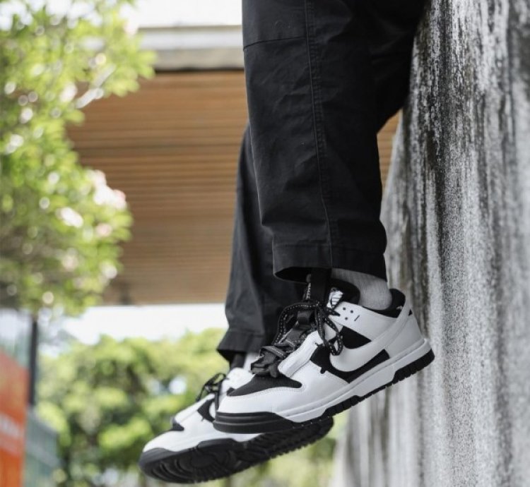Nik E Dunk Low Jumbo Reverse Sneakers