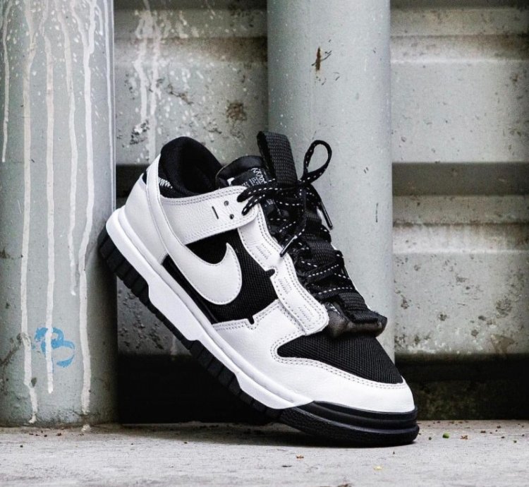 Nik E Dunk Low Jumbo Reverse Sneakers