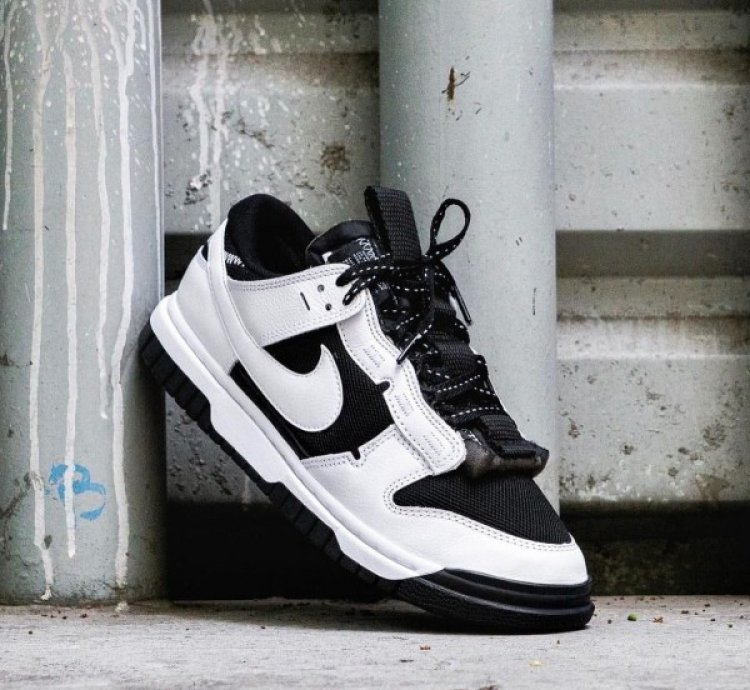 Nik E Dunk Low Jumbo Reverse Sneakers