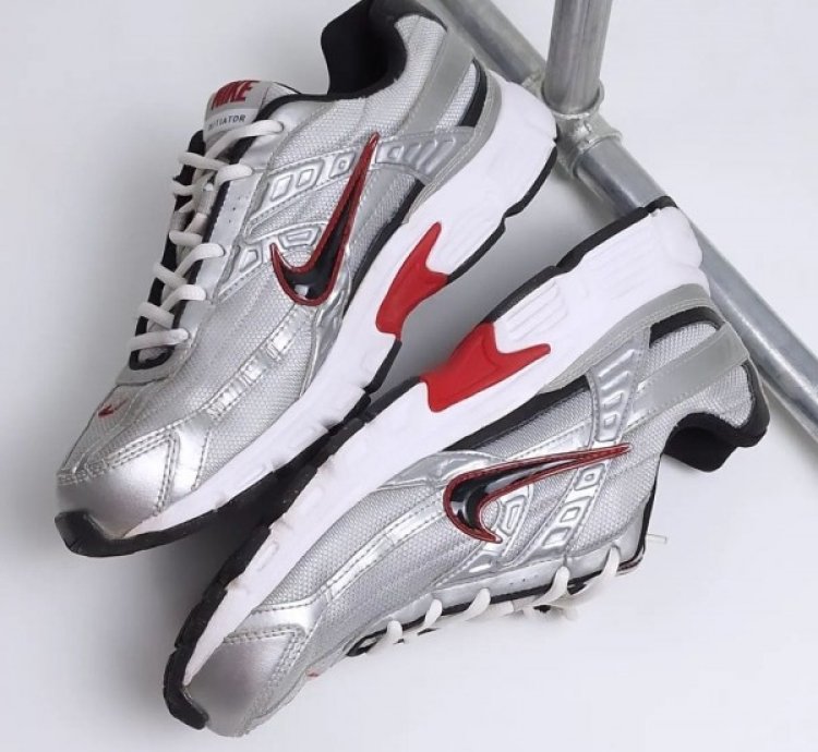 Nik E Initiator Low Metallic Silver Sneakers