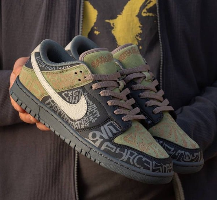 Nik E Sb Dunk Low Doernbecher Sneakers