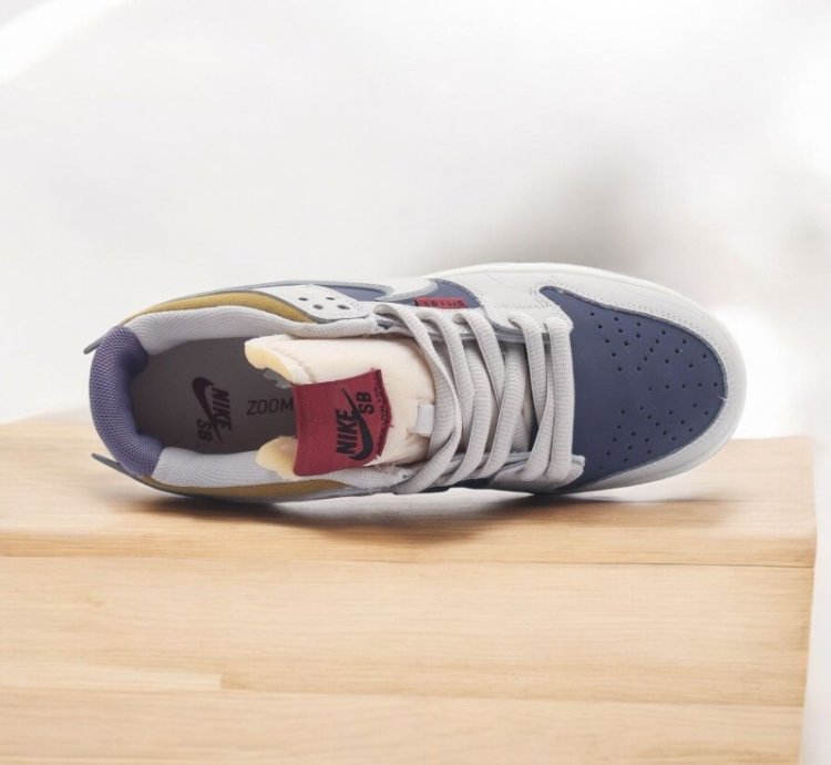 Nik E Sb Dunk Low Twist Sneakers