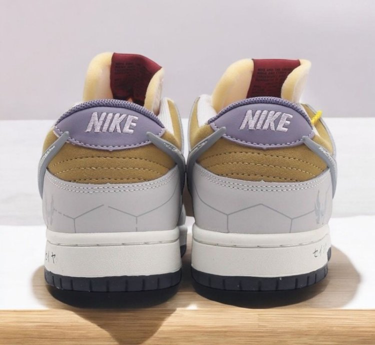 Nik E Sb Dunk Low Twist Sneakers