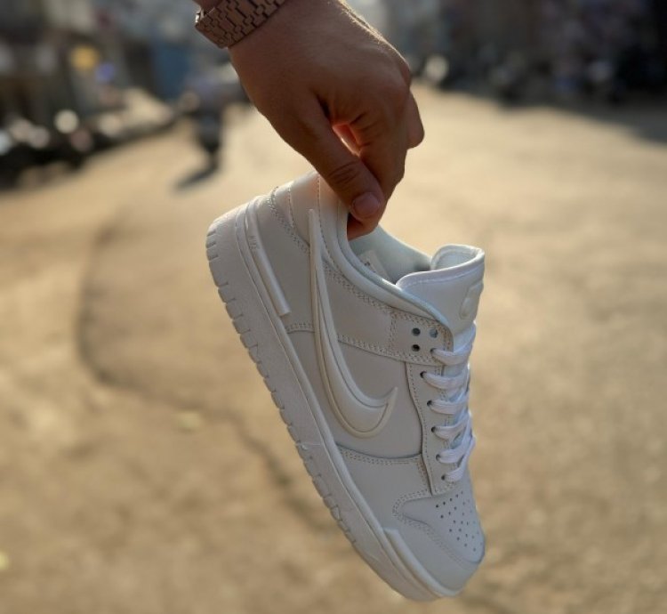 Nik E Sb Dunk Low Twist Triple White Sneakers