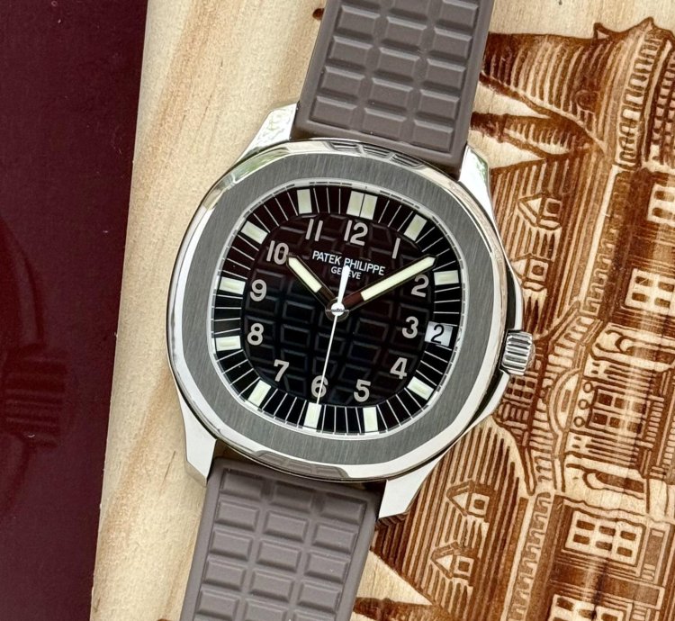 Patek Philippe Aquanaut Ref 5065 Full Set 2005 Serviced Mint