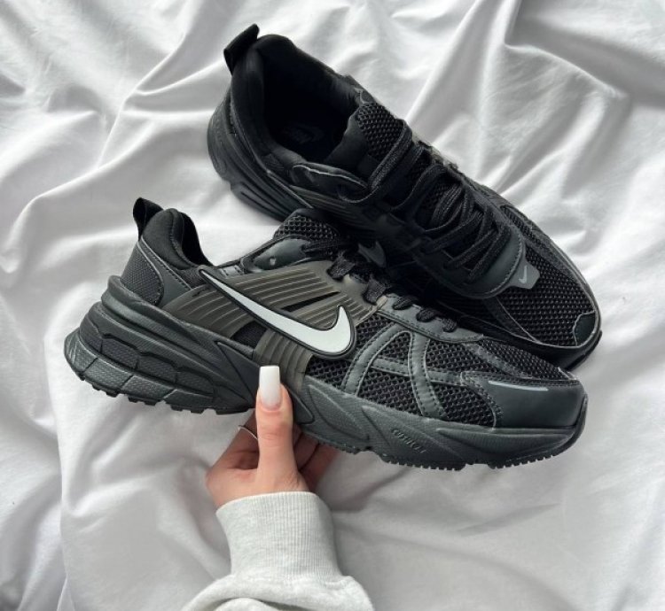 Nik E V2k Run Black Running Shoes