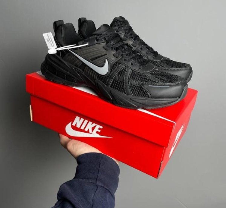 Nik E V2k Run Black Running Shoes
