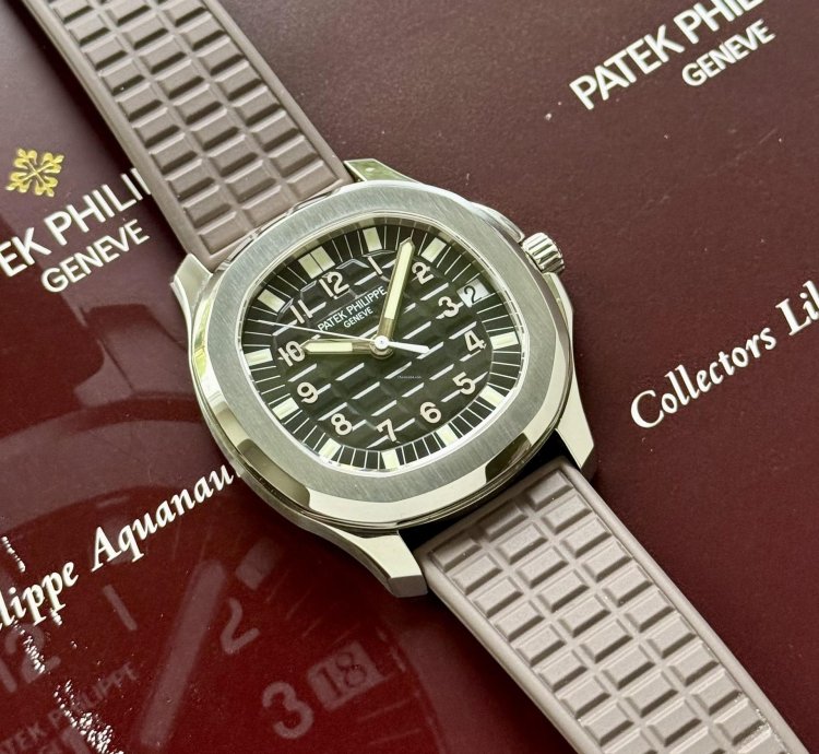 Patek Philippe Aquanaut Ref 5065 Full Set 2005 Serviced Mint