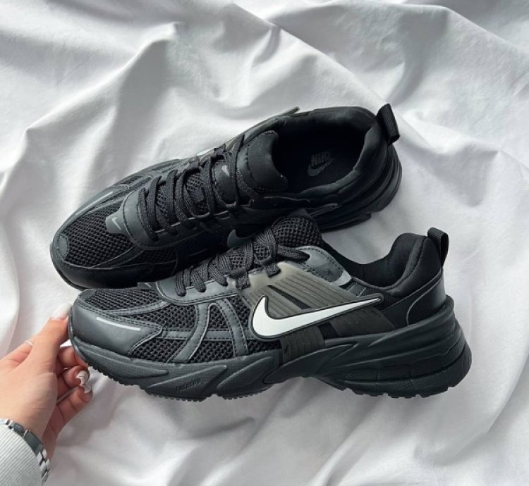 Nik E V2k Run Black Running Shoes