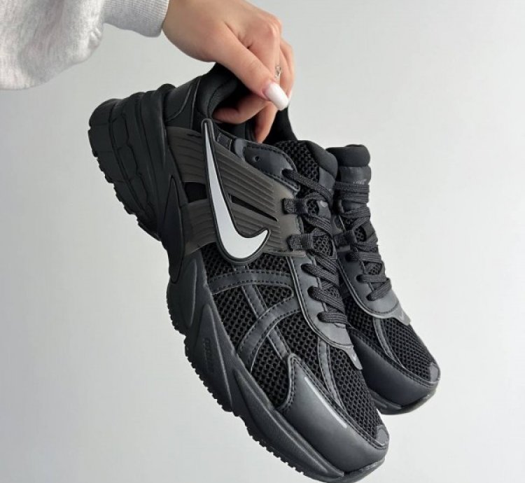 Nik E V2k Run Black Running Shoes