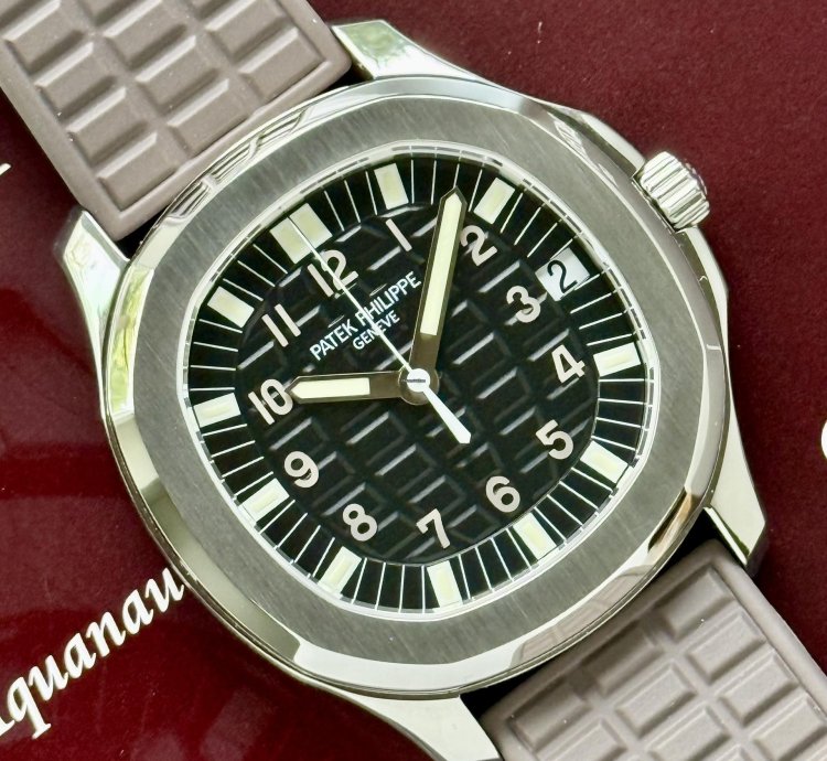 Patek Philippe Aquanaut Ref 5065 Full Set 2005 Serviced Mint