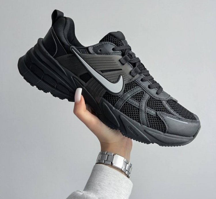 Nik E V2k Run Black Running Shoes