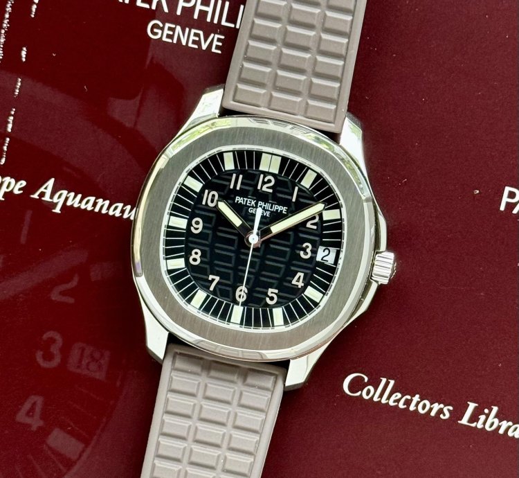 Patek Philippe Aquanaut Ref 5065 Full Set 2005 Serviced Mint