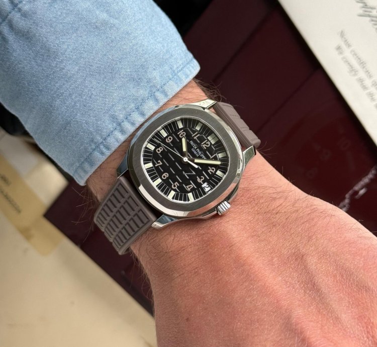 Patek Philippe Aquanaut Ref 5065 Full Set 2005 Serviced Mint