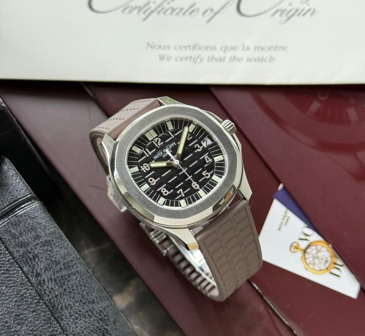 Patek Philippe Aquanaut Ref 5065 Full Set 2005 Serviced Mint