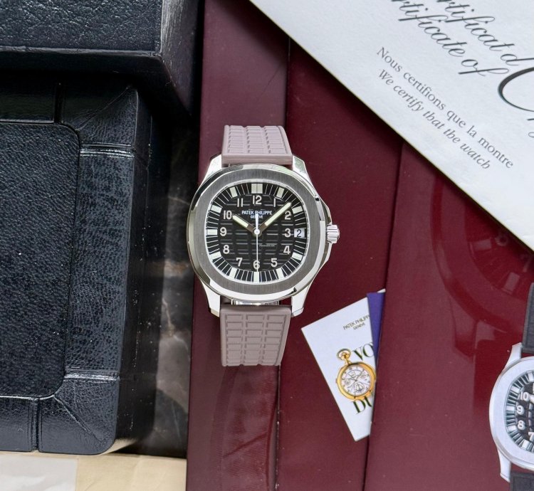 Patek Philippe Aquanaut Ref 5065 Full Set 2005 Serviced Mint