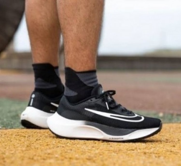 Nik E Zoom Fly Black White Running Shoes