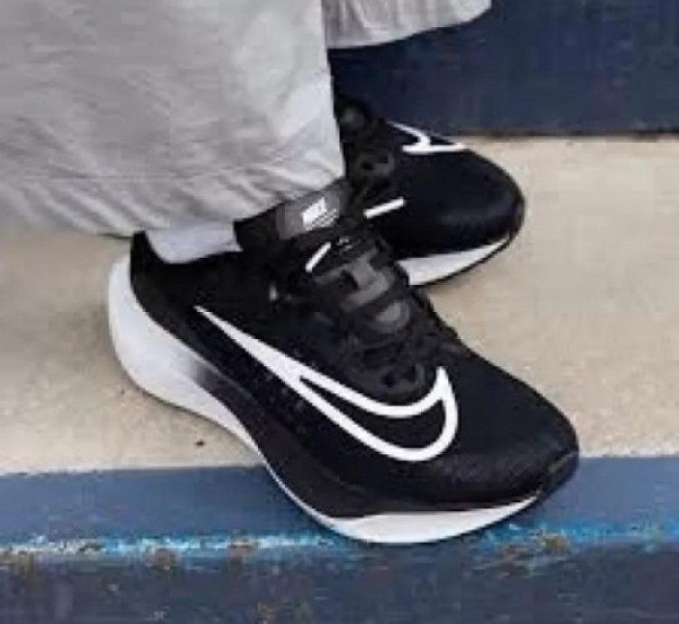 Nik E Zoom Fly Black White Running Shoes
