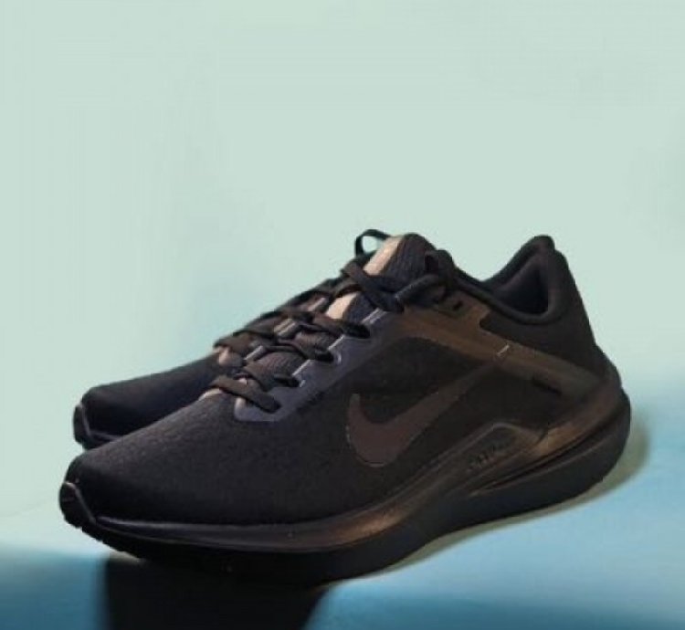 Nik E Zoom Winflow 10 Triple Black Running Shoes