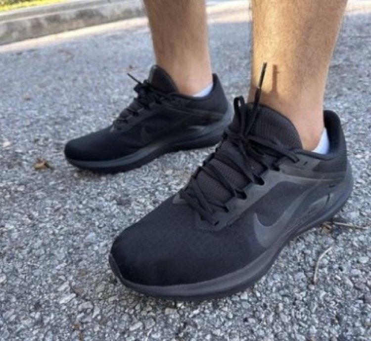 Nik E Zoom Winflow 10 Triple Black Running Shoes