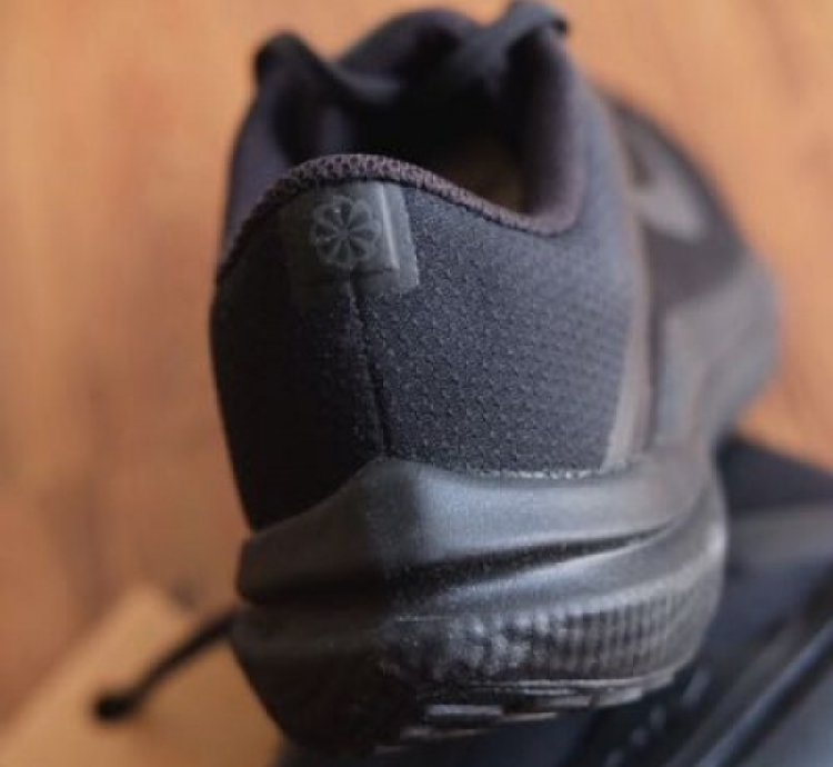 Nik E Zoom Winflow 10 Triple Black Running Shoes