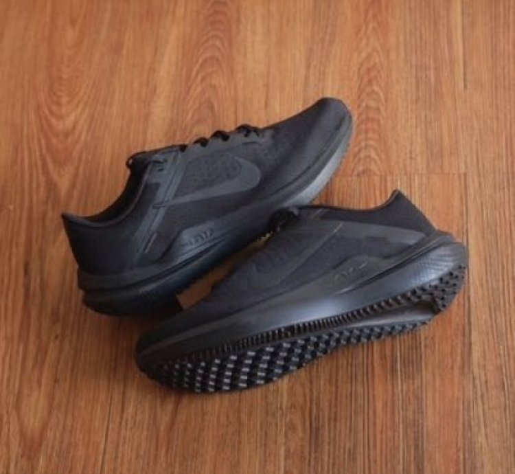 Nik E Zoom Winflow 10 Triple Black Running Shoes