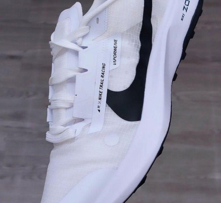 Nik E Zoom X Ultrafly Trail Racing White Black Sneakers