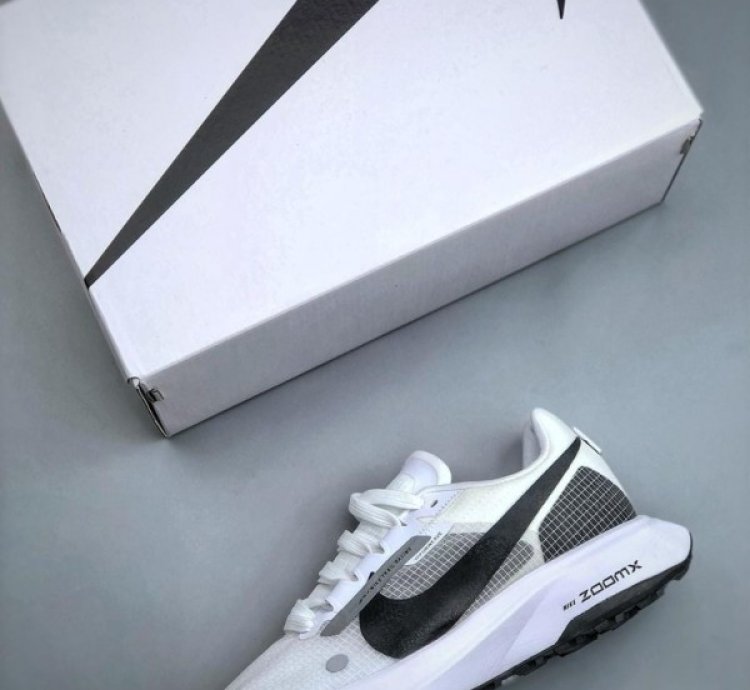 Nik E Zoom X Ultrafly Trail Racing White Black Sneakers