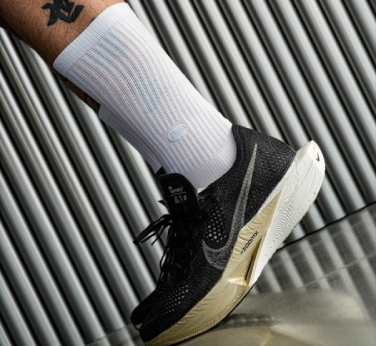 Nik E Zoom X Vaporfly Next 3 Black Metallic Gold Running Shoes
