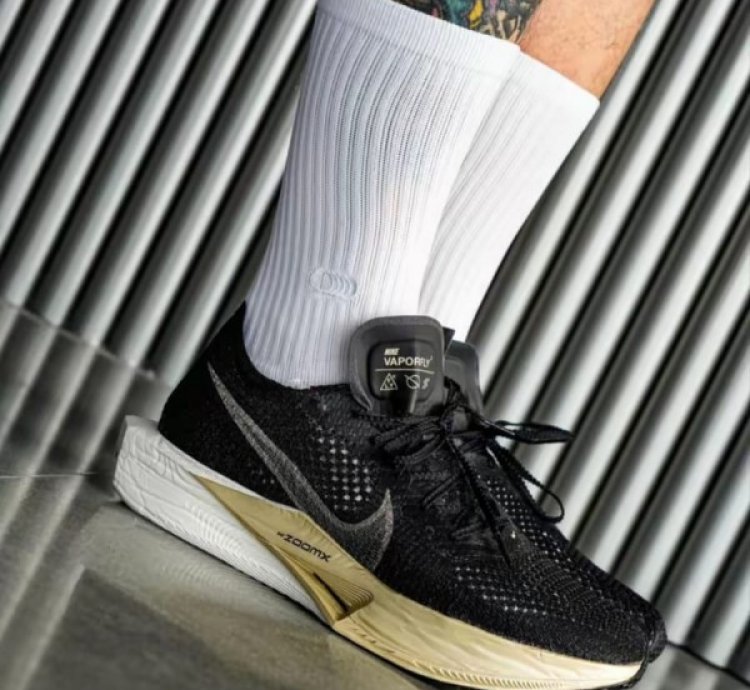 Nik E Zoom X Vaporfly Next 3 Black Metallic Gold Running Shoes