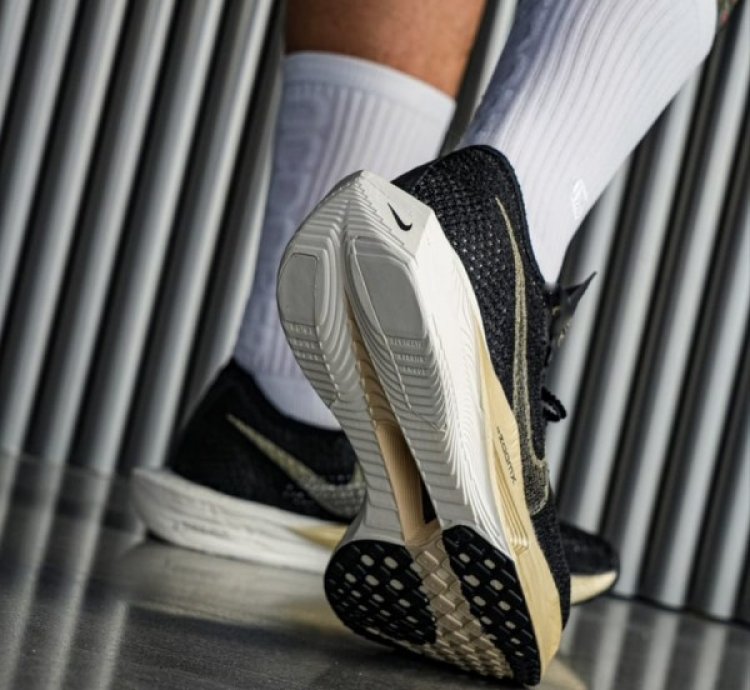 Nik E Zoom X Vaporfly Next 3 Black Metallic Gold Running Shoes