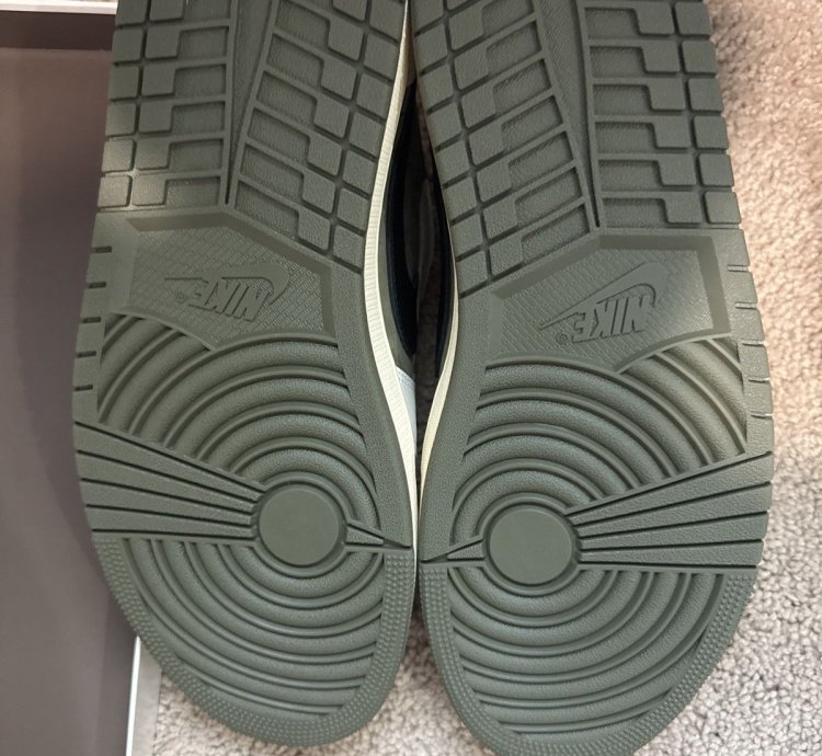 Travis Scott Air Jordan 1 Low Medium Olive