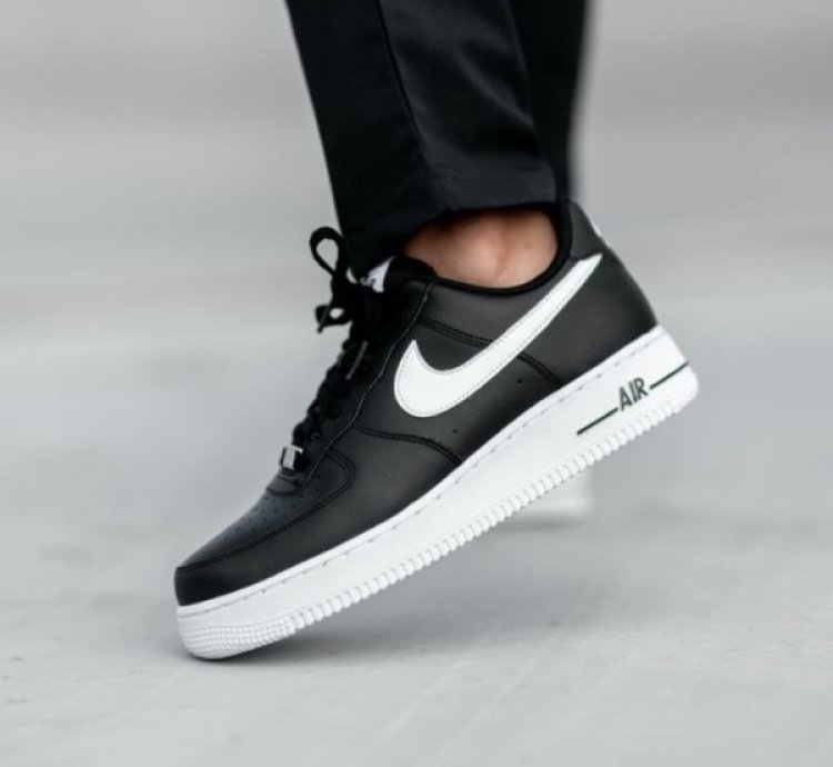 Nike Air Force 1 07 Black White Sneakers