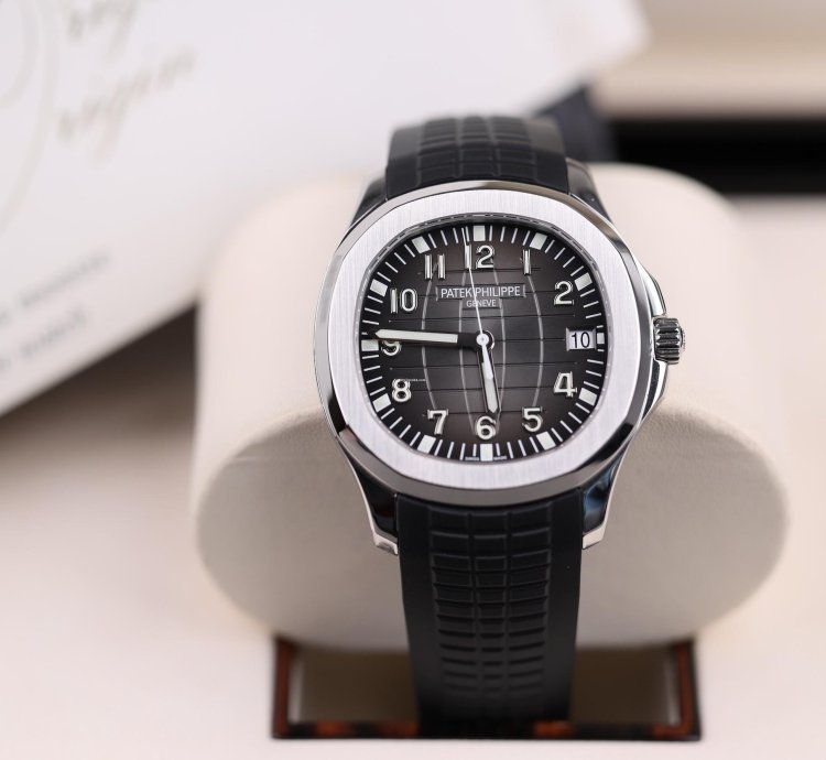 Patek Philippe Aquanaut Stahl Schwarz - 2016 - Europa - Wie Neu - Fullset