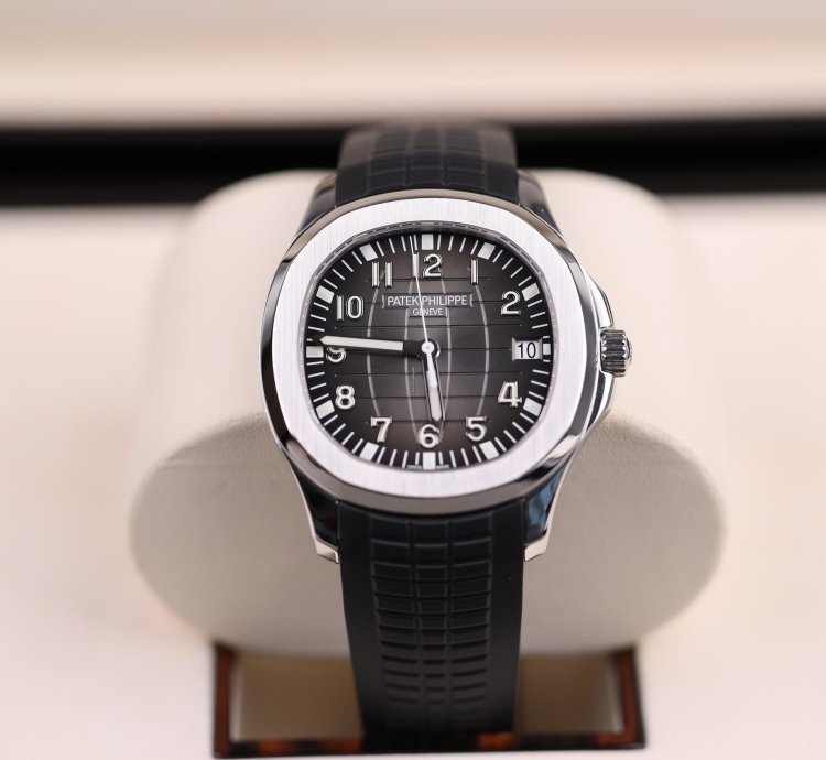 Patek Philippe Aquanaut Stahl Schwarz - 2016 - Europa - Wie Neu - Fullset