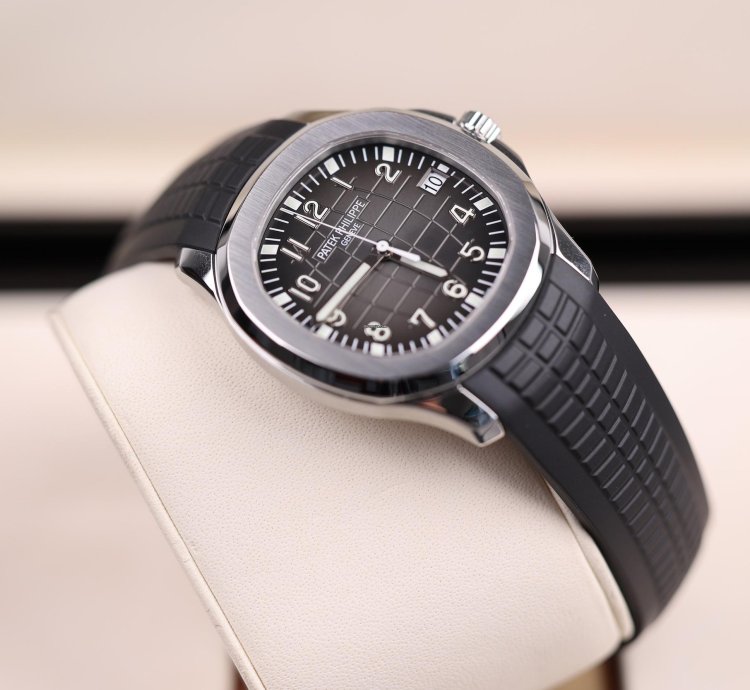 Patek Philippe Aquanaut Stahl Schwarz - 2016 - Europa - Wie Neu - Fullset