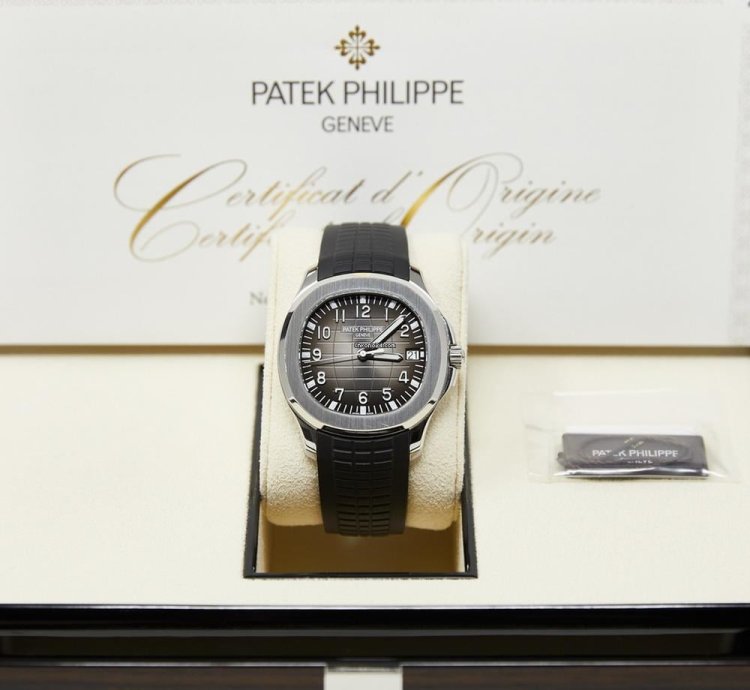 Patek Philippe Aquanaut Stainless Steel Black Dial Complete Set Mint 2022