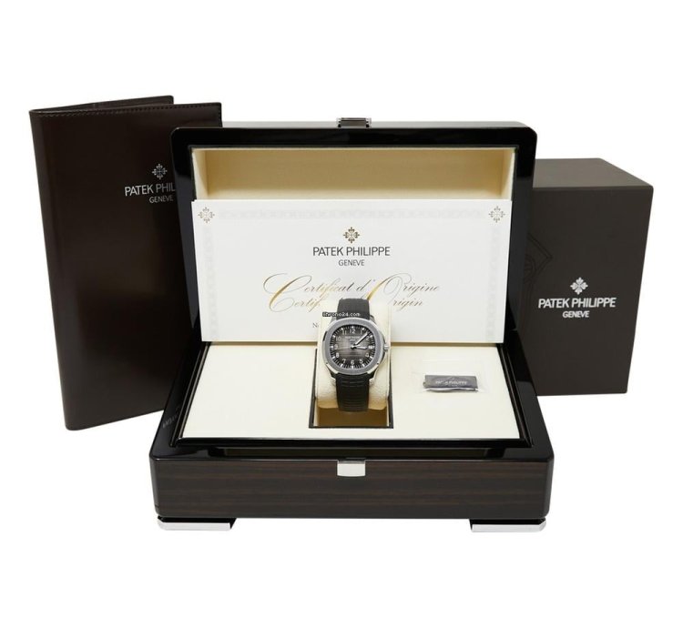 Patek Philippe Aquanaut Stainless Steel Black Dial Complete Set Mint 2022