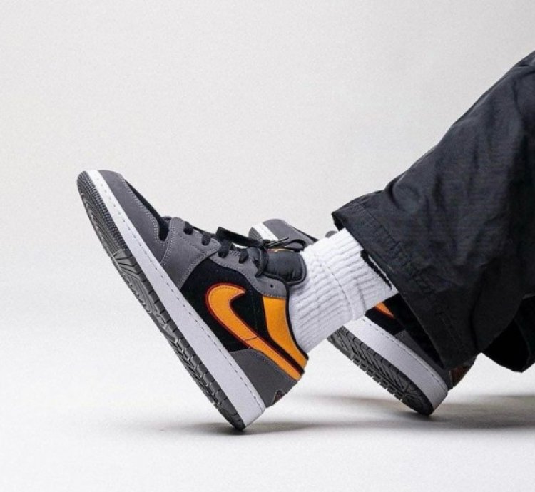 Nike Air Jordan 1 Low Se Vivid Orange Basketball Sneakers