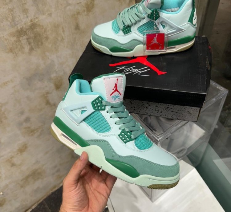 Nike Air Jordan 4 First Class Basketball Sneakers