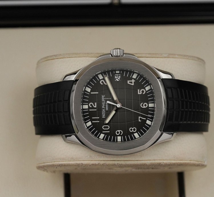 Patek Philippe Aquanaut Year 2008 - Extract Of Archive