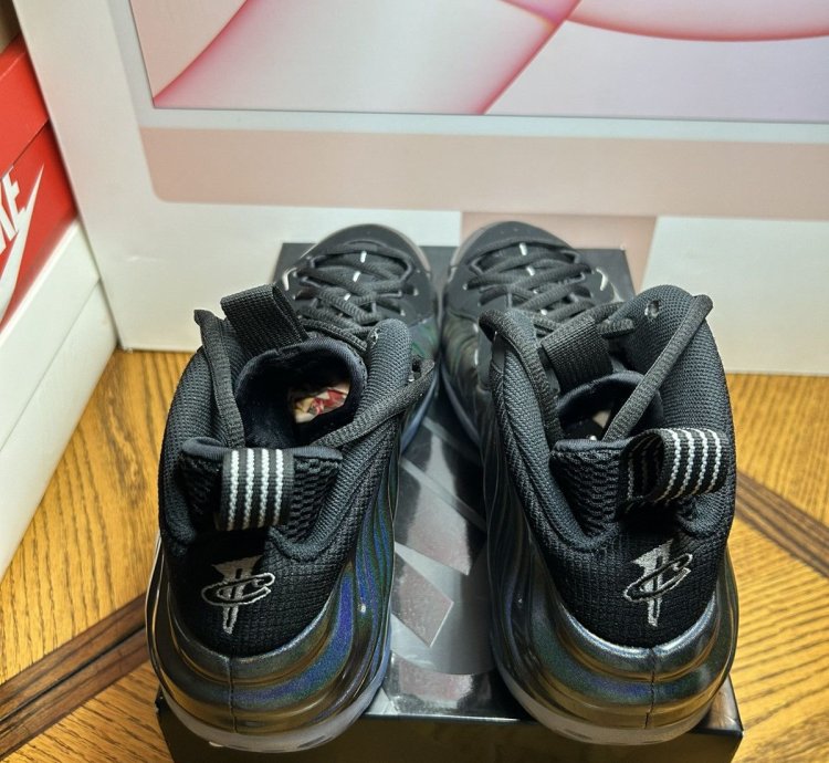 Size 10 5 - Nike Air Foamposite One Hologram 2015 Likenew