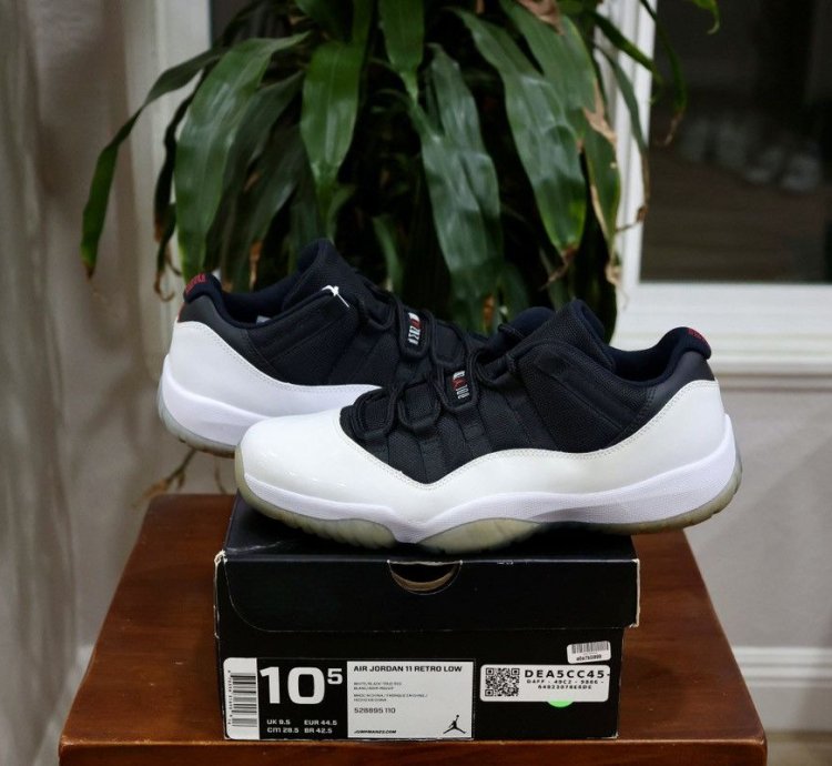 Air Jordan 11 Retro Low Tuxedo