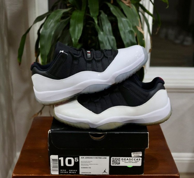 Air Jordan 11 Retro Low Tuxedo