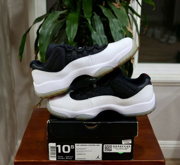 Air Jordan 11 Retro Low Tuxedo